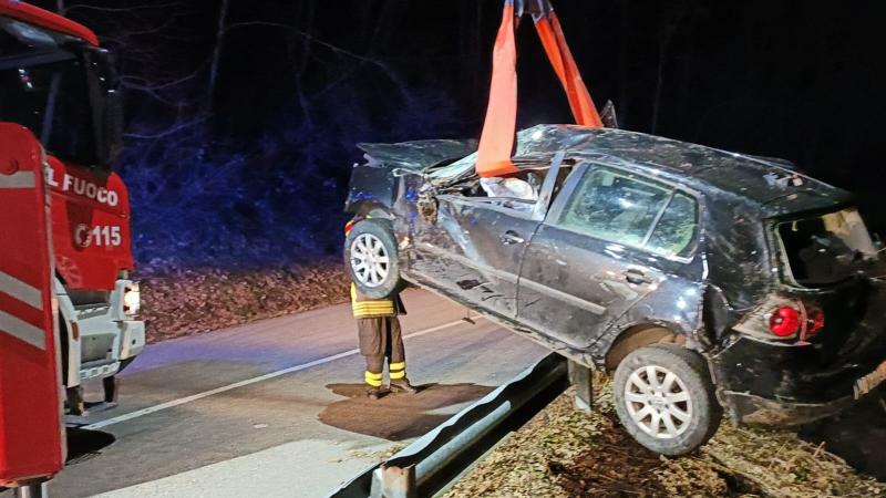 Precipitano con l'auto lungo una scarpata: sopravvissuti due giovani, uno è in ospedale - Foto