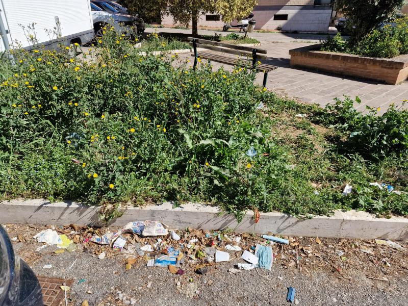 Pannolini usati, mascherine e rifiuti vari: lo scenario di via Tronto nel quartiere San Berardo - Foto