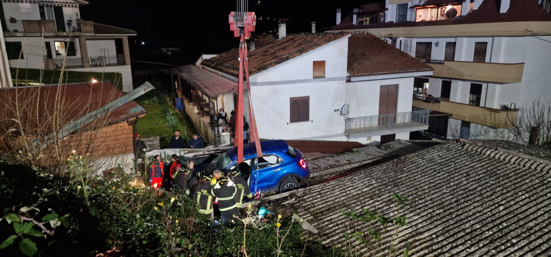 Montorio. Vola giù da una curva e finisce con l'auto sul tetto di un garage - Foto