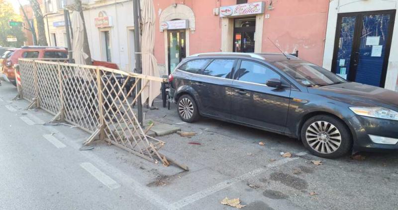 Teramo. Travolge un'auto, distrugge il dehors di un locale di Viale Bovio e scappa - Foto