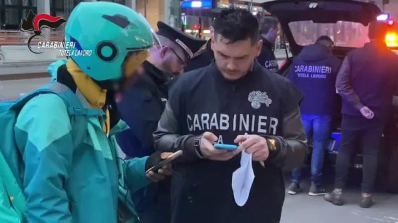 Cibo a domicilio, controllati a Teramo 14 riders: uno di loro percepisce il reddito di cittadinanza - Foto