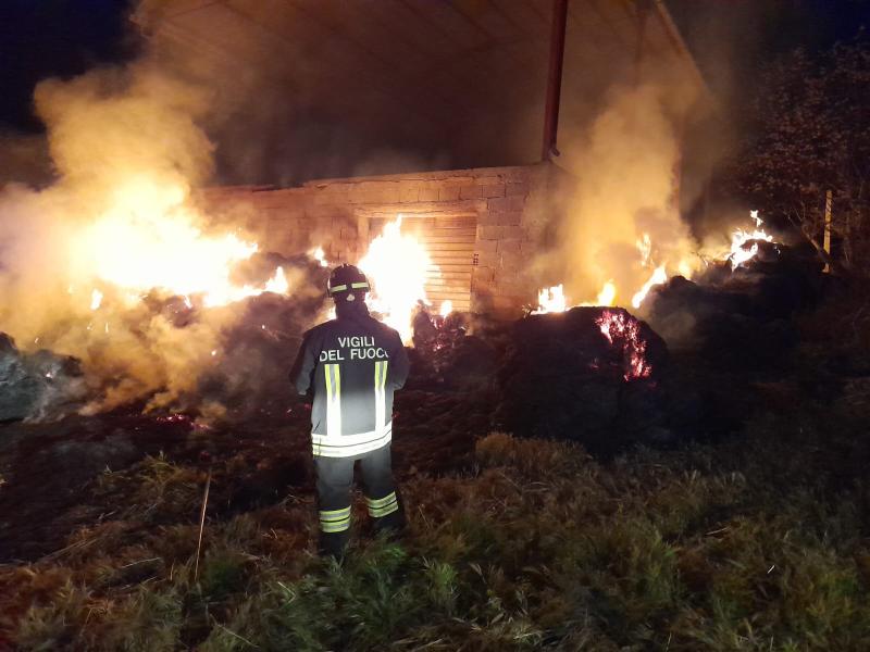 Incendio a Fonte Gagliano di Giulianova a causa di alcune rotoballe di paglia - Foto