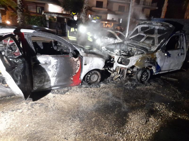 Corropoli, nella notte prendono fuoco alcune auto in sosta - Foto