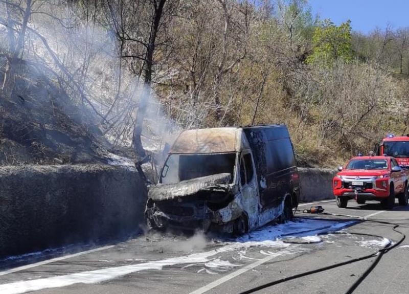 Bisenti, prende fuoco un furgone - Foto