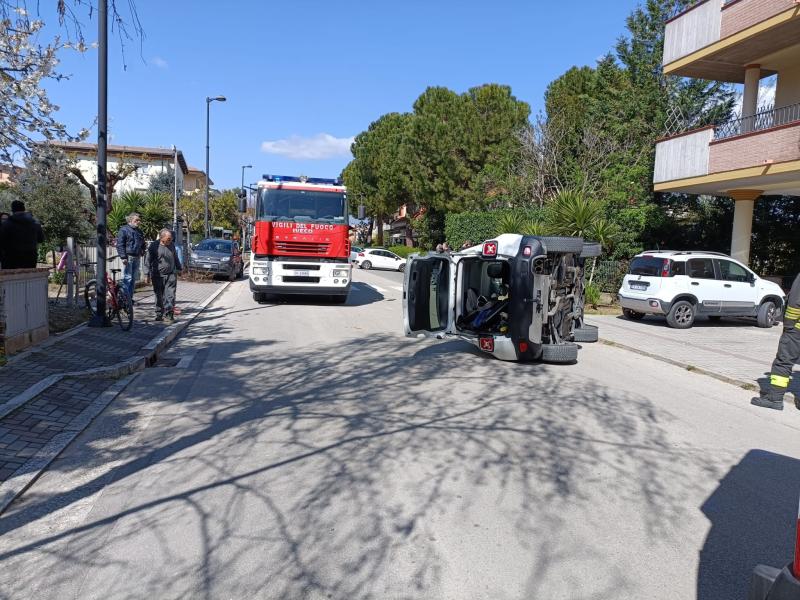 Petriccione. Incidente tra una Jeep Renegade e una Fiat Panda in sosta - Foto