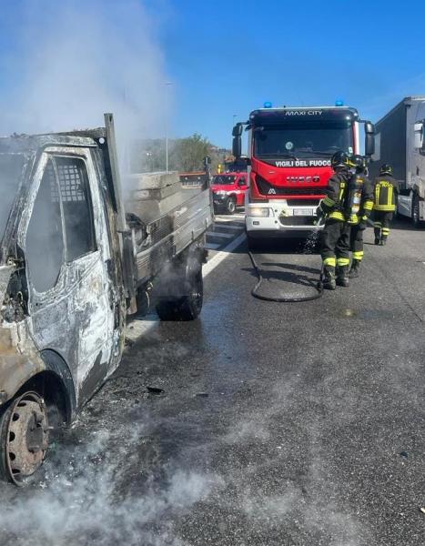 Furgone prende fuoco in prossimità dell’uscita Val Vibrata - Foto