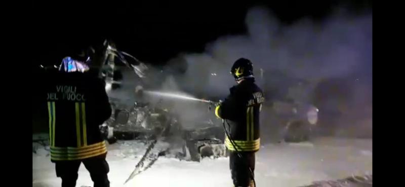 Roseto, prende fuoco un camper: ustionato al volto e alle braccia l'autista - Foto