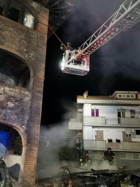 Pineto, divampa un incendio a Borgo Santa Maria: coinvolte palazzine e auto - Foto