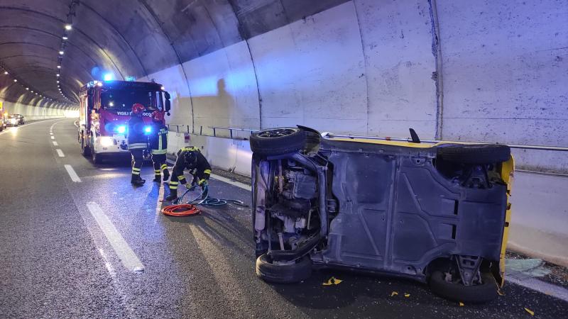 Incidente tra una Smart e una Mini nella galleria Carestia tra Val Vomano e Teramo - Foto