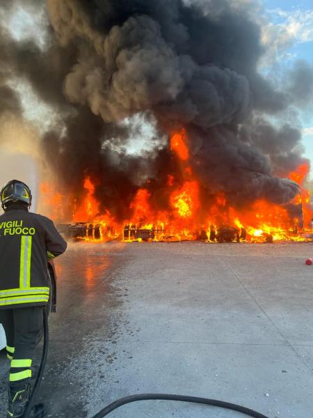 A fuoco 8 motrici della ditta di trasporti Merlini di Montorio al Vomano - Foto