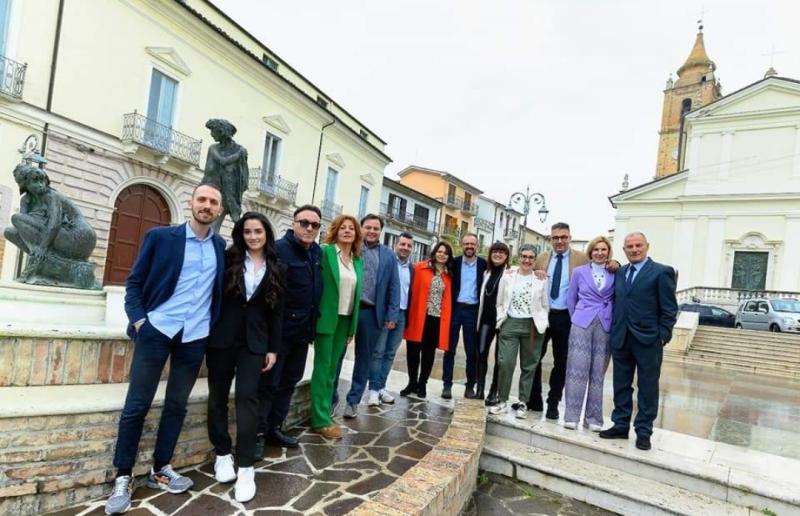 Continua la campagna elettorale di Laurenzi. Un aperitivo con i giovani e la squadra di VIVIamo Nereto - Foto