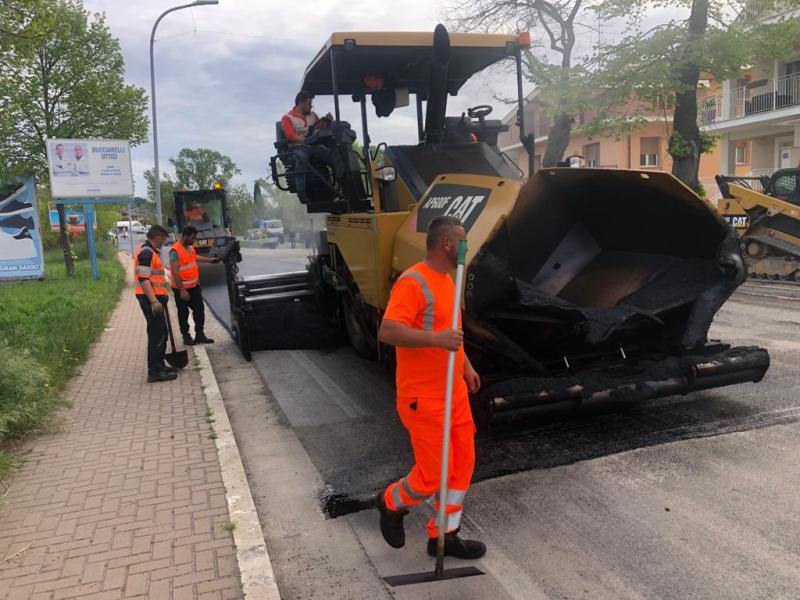 Ripavimentazione e sfalcio sulle strade di tutto il territorio provinciale teramano - Foto