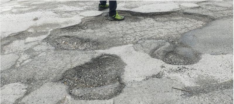 Isola, un sit-in di protesta dei cittadini contro la strada comunale dissestata - Foto