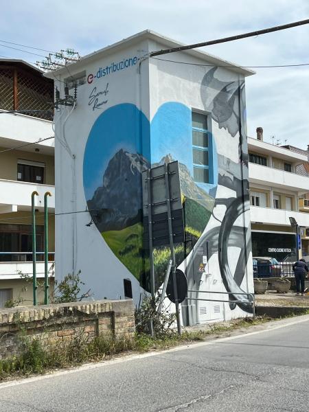 Bellante, la vecchia cabina Enel si è colorata per il Giro d'Italia - Foto