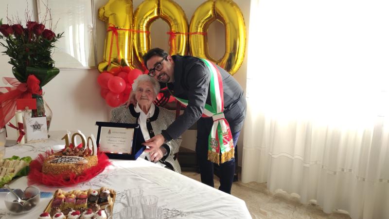 Teramo. Il sindaco festeggia i cent'anni della signora Francesca Amato - Foto