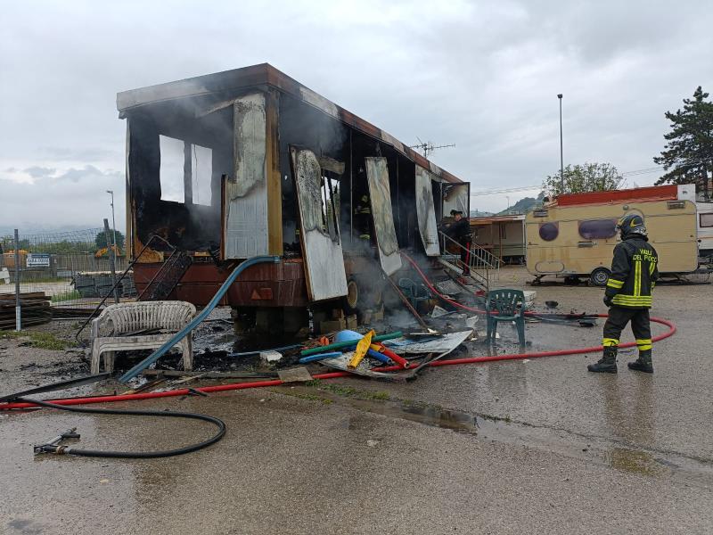 Castelnuovo, va a fuoco una roulotte - Foto