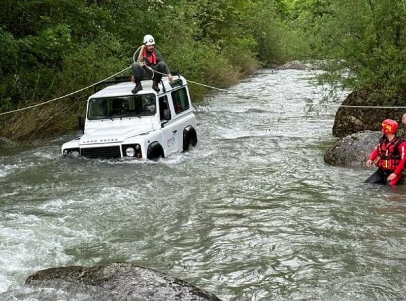 Resta bloccato con l’auto lungo il fiume Vomano: salvato dai vigili del fuoco - Foto