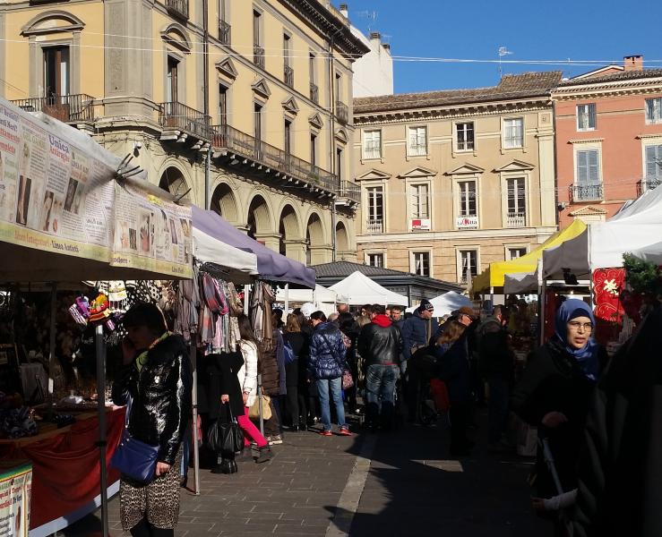 Teramo. Modifica sperimentale dell'attuale dislocazione dei posteggi del mercato settimanale - Foto