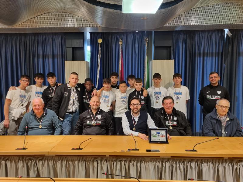 Pescara. La RealDem premiata per la vittoria del campionato regionale under 15 di calcio a cinque - Foto