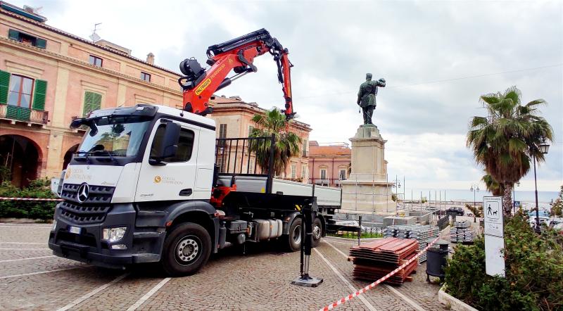 Giulianova. Al via oggi i lavori di restauro della statua di Vittorio Emanuele II - Foto