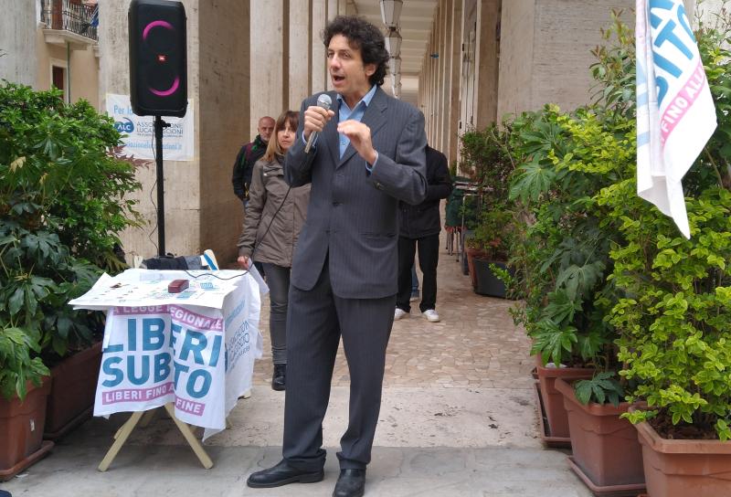 Marco Cappato è tornato in Abruzzo per sostenere la raccolta firme per una legge regionale sul fine vita - Foto