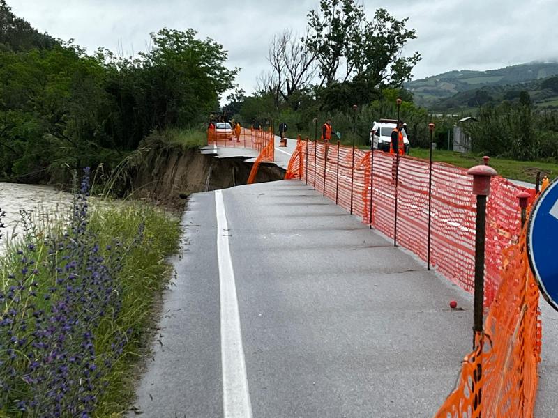 Controguerra: crolla la carreggiata a causa del maltempo - Foto