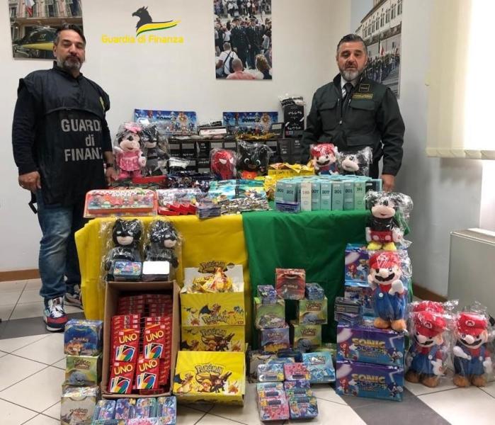 GDF Teramo. Maxi sequestro di carte e personaggi di cartoni animati contraffatti - Foto