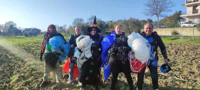 A Roseto la befana usa il paracadute. Ed è tutta al maschile - VIDEO - Foto