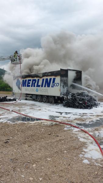 Montorio. Prende fuoco un autoarticolato della ditta Merlini - Foto