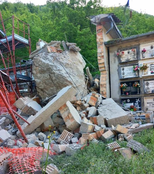 Un enorme masso precipita sul cimitero di Cerqueto - Foto