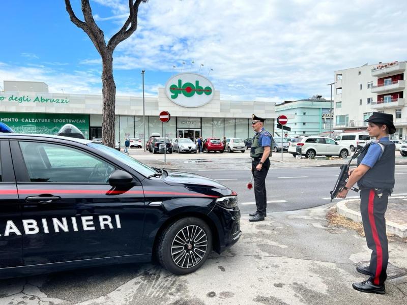 Roseto. Tentano di rubare alcuni capi dal Globo: arrestata una coppia di Giulianova - Foto