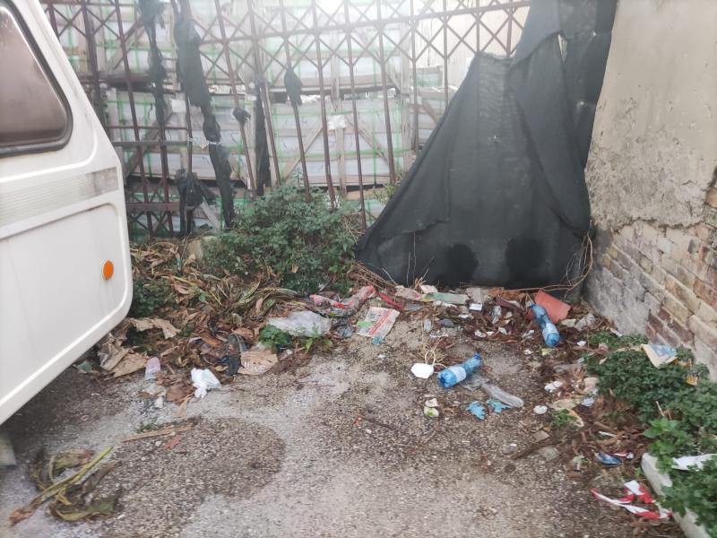 Teramo. Madonna delle Grazie nel degrado tra auto abbandonate, rifiuti e persone abbandonate lasciate a vivere nelle tende - Foto