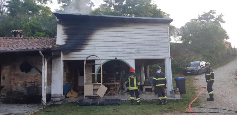 Pineto. A fuoco un fabbricato composto da tre abitazioni - Foto