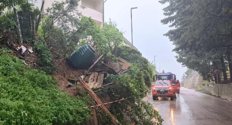 Maltempo. Frana una parte di terra a Piano D'Accio - Foto