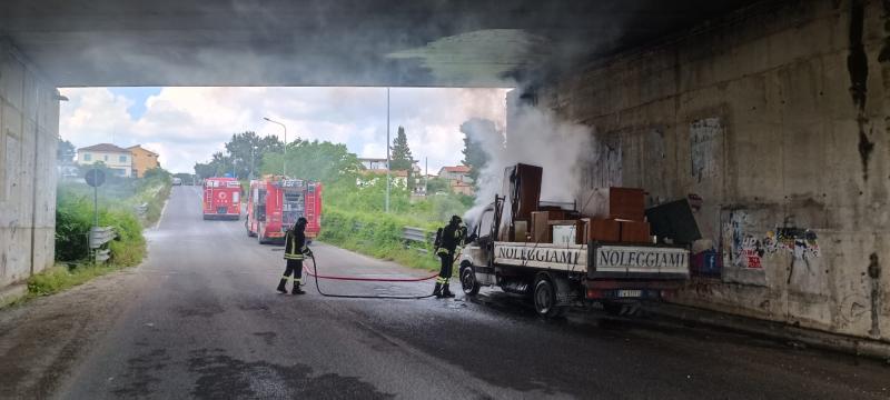 Teramo-Mare. Prende fuoco un furgone cassonato che trasportava arredi - Foto