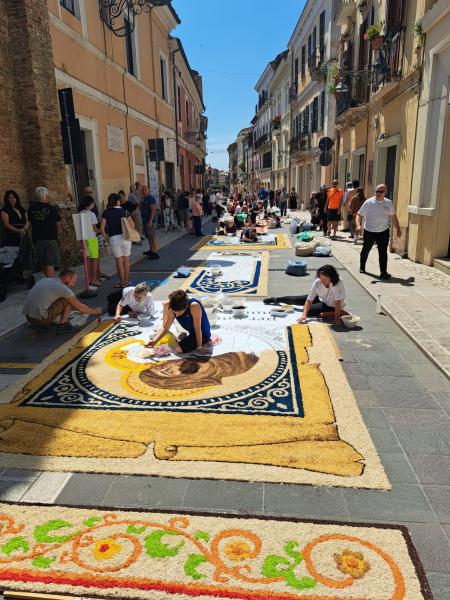 Infiorata del Corpus Domini. Il Sindaco Jwan Costantini e l’Amministrazione Comunale ringraziano il Circolo Colibrì - Foto