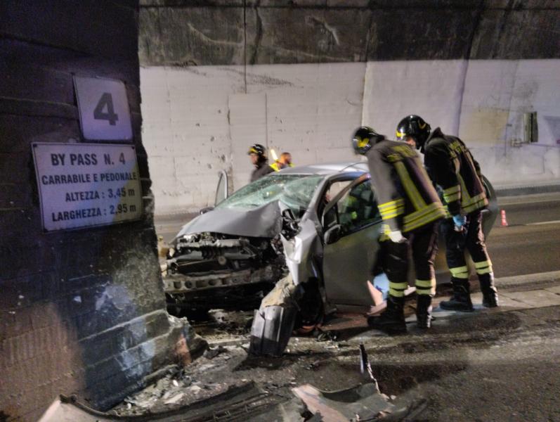 L'auto esce di strada all'interno del Traforo: in ospedale una coppia - Foto