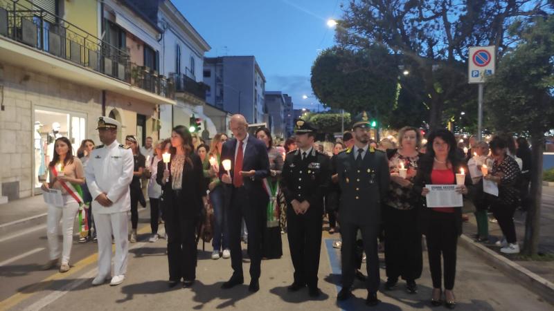 Giulianova. Una fiaccolata contro il femminicidio - Foto