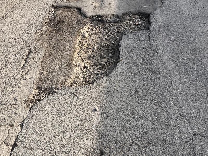 Contrada Carapollo a Teramo piena di buche pericolose - Foto