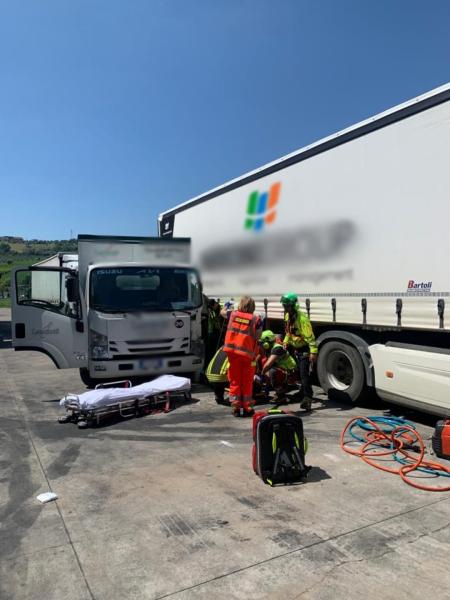 Tortoreto. 61enne resta incastrato tra un camion e un autoarticolato - Foto