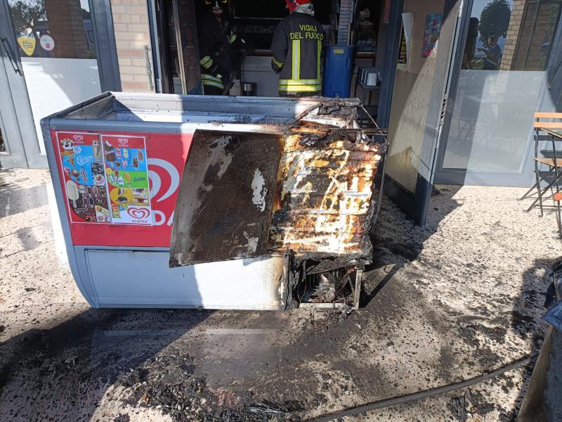 Giulianova. Prende fuoco un bar in piazzale Santuario Madonna dello Splendore - Foto