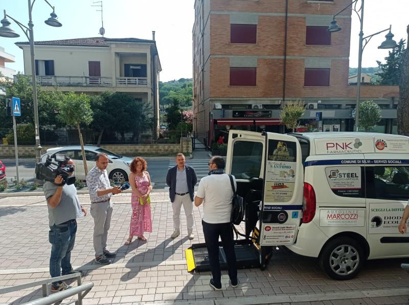 Silvi. Consegnato al sindaco Scordella il veicolo per trasporto disabili - Foto