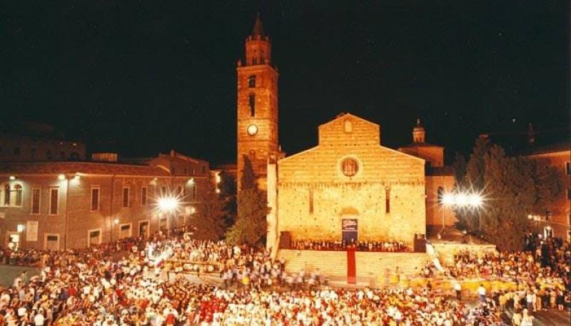 Teramo. L’Ordinanza vieta bevande in bottiglie di vetro e lattine in occasione della  Coppa Interamnia - Foto