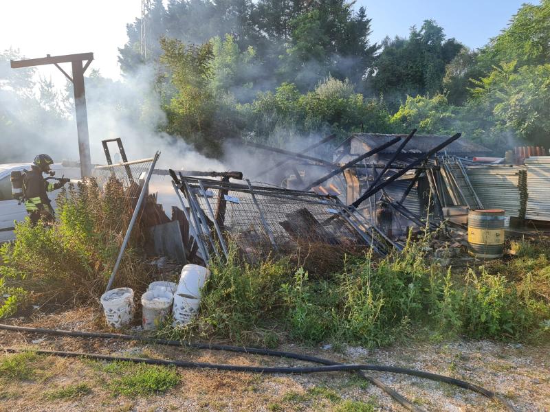 Giulianova. A fuoco una rimessa con materiali edili e un furgone - Foto