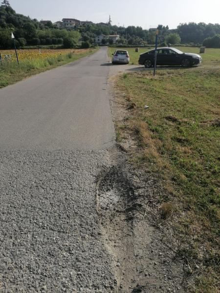 Garrufo. Auto esce di strada a causa di un'imperfezione nel manto stradale - Foto