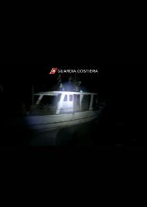 VIDEO - Giulianova. La Guardia Costiera interviene a notte fonda su tre pescherecci che pescano in area vietata - Anteprima Youtube