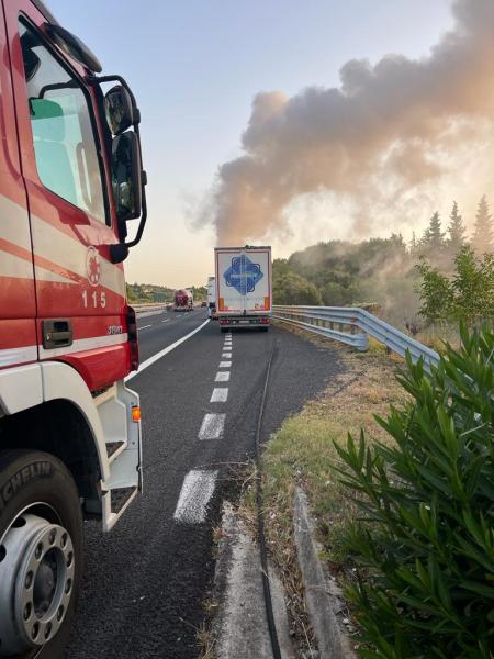 Prende fuoco un autoarticolato della sfortunata ditta di Montorio - Foto