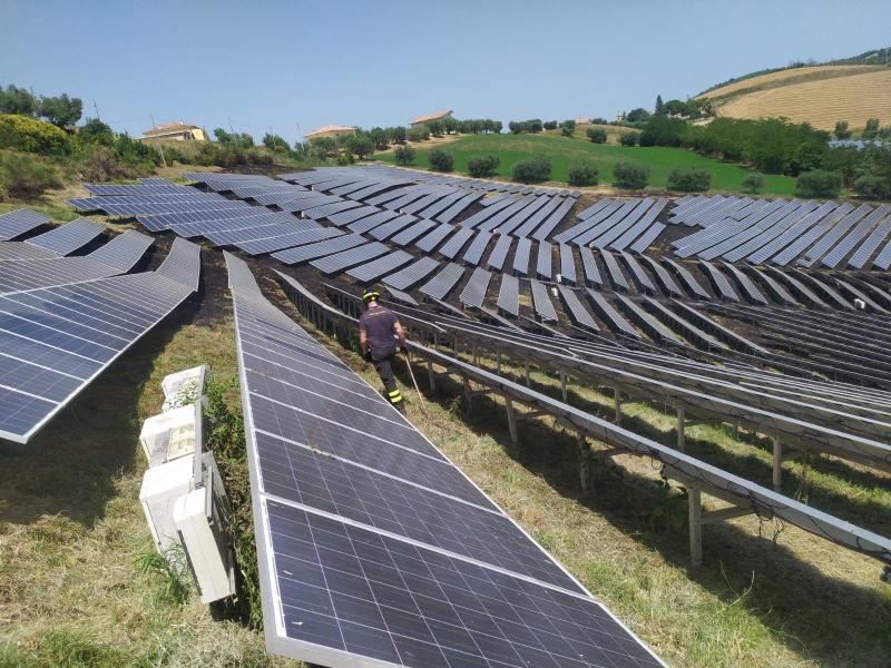 Bellante. Va a fuoco erba secca in un campo fotovoltaico in località Sant'Angelo - Foto