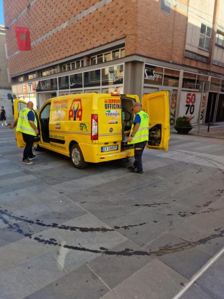 Sversamento di olio su corso San Giorgio a causa della rottura di una macchina per lo spazzamento - Foto