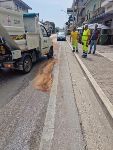 Si rompe di nuovo un tubo di un mezzo della TeAm: olio sparso lungo viale Colombo a San Nicolò - Foto